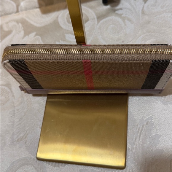 Burberry NEW with tags,  dust bag and original packaging zip wallet! $690 Retail - Picture 4 of 16